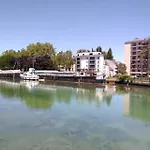 Centre-ville -au1er étage Avec 2 - 6 Personnes