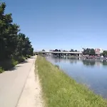 Centre-ville -au1er étage Avec 2 - 6 Personnes Reims