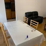 Centre-ville -au1er étage Avec 2 - 6 Personnes *