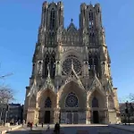 Centre-ville -au1er étage Avec 2 - 6 Personnes *