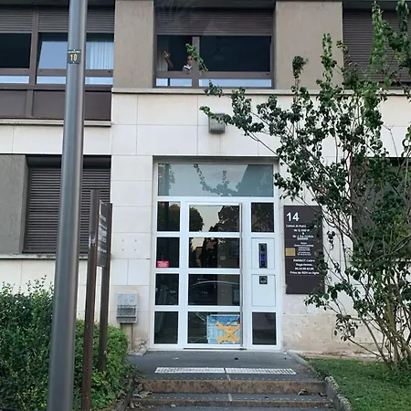 Centre-ville -au1er Etage Avec 2 - 6 Personnes *