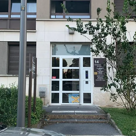 Centre-ville -au1er Etage Avec 2 - 6 Personnes * رانس