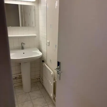 Centre-ville -au1er Etage Avec 2 - 6 Personnes * رانس