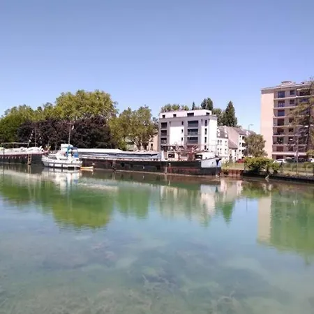 Centre-ville -au1er Etage Avec 2 - 6 Personnes