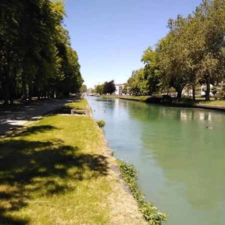 Centre-ville -au1er Etage Avec 2 - 6 Personnes 아파트 *