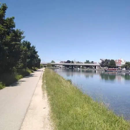 Centre-ville -au1er Etage Avec 2 - 6 Personnes رانس