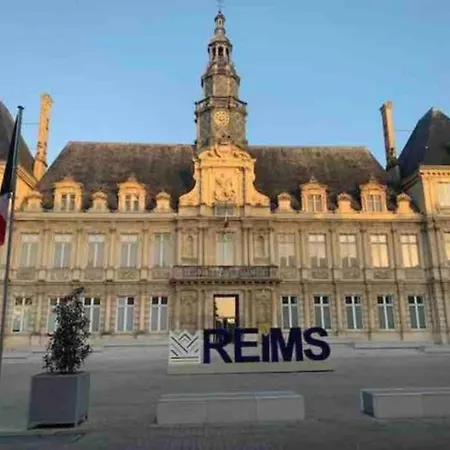 Centre-ville -au1er Etage Avec 2 - 6 Personnes