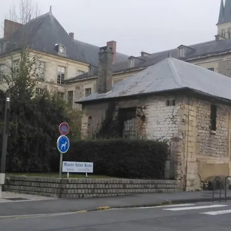 Centre-ville -au1er étage Avec 2 - 6 Personnes Reims