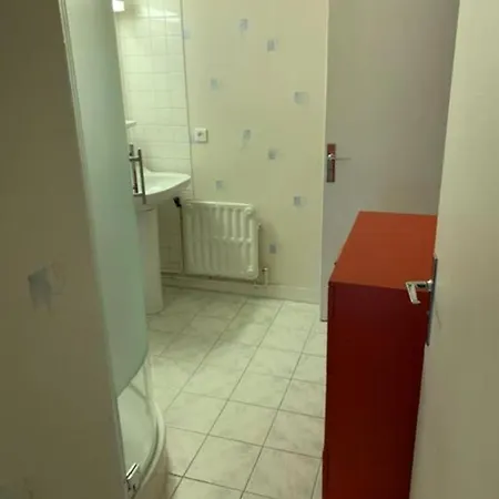 Centre-ville -au1er Etage Avec 2 - 6 Personnes 아파트 *