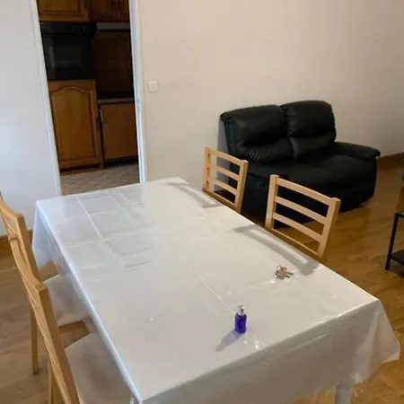 Centre-ville -au1er étage Avec 2 - 6 Personnes *