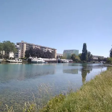 Centre-ville -au1er étage Avec 2 - 6 Personnes Apartamento