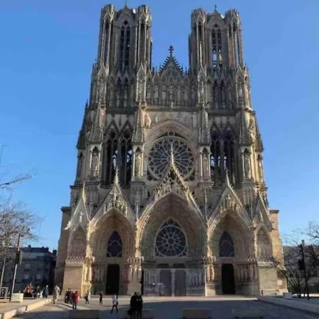 Centre-ville -au1er étage Avec 2 - 6 Personnes *