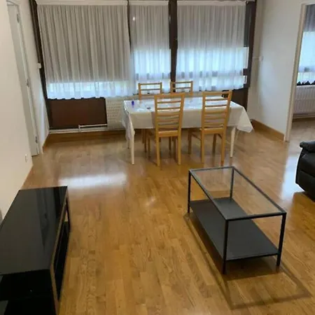 Centre-ville -au1er Etage Avec 2 - 6 Personnes