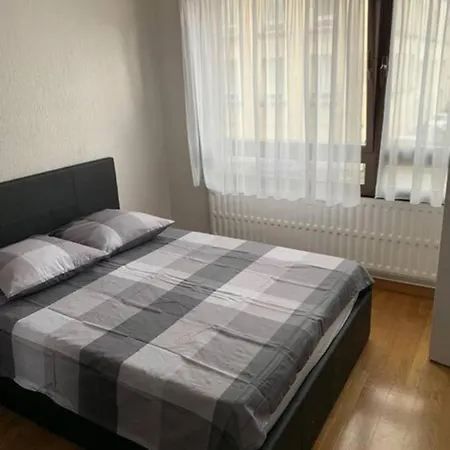Centre-ville -au1er étage Avec 2 - 6 Personnes Apartamento