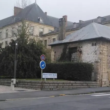 Centre-ville -au1er étage Avec 2 - 6 Personnes *