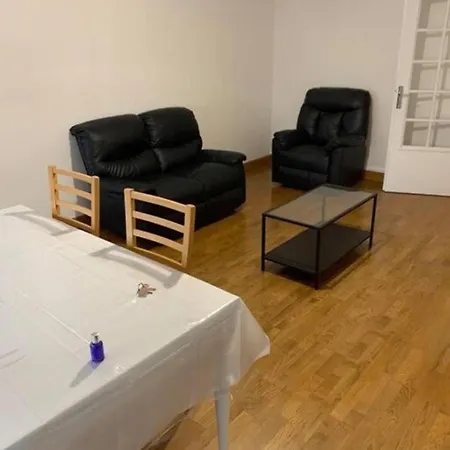 Centre-ville -au1er Etage Avec 2 - 6 Personnes *